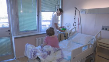 Medici si neoddýchnu ani cez prázdniny. Mnohí brigádujú v nemocniciach