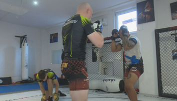 Riskoval život, aby ochránil seba a syna. Zápasník MMA vo Veľkom Krtíši spacifikoval muža so zbraňou