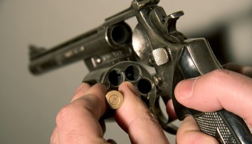 Nebezpečná hra sa zmenila na tragédiu. Sedemnásťročný mladík zomrel pri ruskej rulete