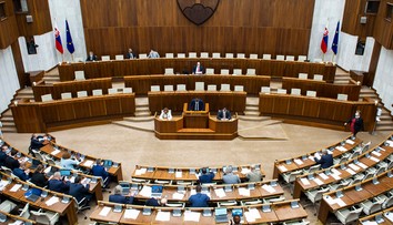 Via Iuris hodnotí rok vlády: Skrátené legislatívne konanie využívala aj neodôvodnene