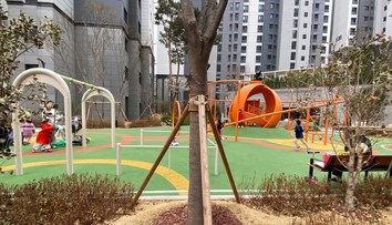 Dieťa na ihrisku zasiahla do krku guľka. Pravdepodobne ju vystrelili z neďalekej strelnice