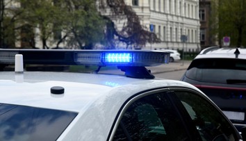 Opitý otec nechal svojho 10-ročného syna šoférovať auto. On sa zatiaľ viezol na zadnom sedadle