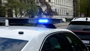 Opitý otec nechal svojho 10-ročného syna šoférovať auto. On sa zatiaľ viezol na zadnom sedadle