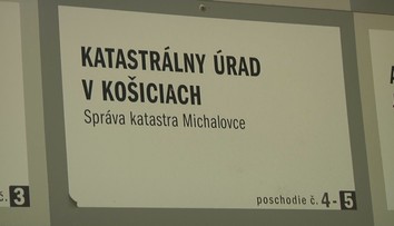 Šéfku michalovského katastra, na ktorom prepisovali pozemky nebožtíci, obvinili z korupcie