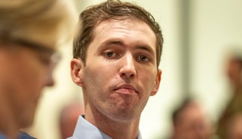 Muž obvinený z vraždy Charlieho Kirka sa prvýkrát osobne dostavil pred súd. Prokuratúra plánuje žiadať trest smrti