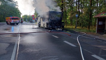 FOTO + VIDEO: Dráma na frekventovanej ceste. Autobus zachvátili plamene, cestujúci zázračne unikli