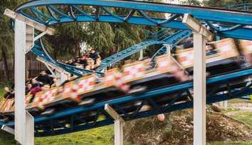 VIDEO: Vážna nehoda v ruskom zábavnom parku. Dve dievčatá vypadli počas jazdy z horskej dráhy