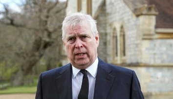 Princ Andrew vrátil kráľovnej všetky vojenské hodnosti