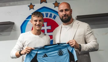 V šatni sedí so vzormi, šance sa chopil naplno. Slovan podpísal 16-ročného odchovanca, dostane Weissove číslo