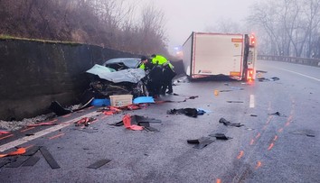 FOTO+VIDEO: Zdemolované auto a prevrátený kamión. Pri nehode na juhu Slovenska sa ťažko zranila jedna osoba