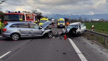 Vážna dopravná nehoda na Liptove. Čelne sa tam zrazili dve autá