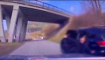 VIDEO: Divoká naháňačka v Ružomberku. Muž vypadol rovno pred auto polície