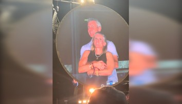 VIDEO: Tvár si zakryla, on sa skrčil. Údajná nevera prominentov na koncerte Coldplay sa stala virálnou