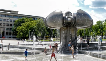 Najvyšší stupeň výstrahy: Meteorológovia zafarbili časť Slovenska na bordovo. Čaká nás až 40 °C (MAPA)