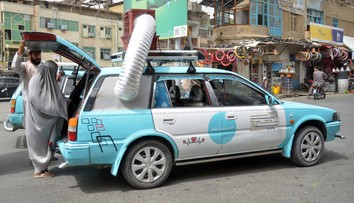 FOTO: Vodné sudy na streche a kovové trubice v okne. Takéto taxíky ste ešte nevideli