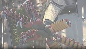 VIDEO: Dramatické chvíle v zábavnom parku. Kolotoč sa zasekol, ľudia viseli hodiny vo vzduchu