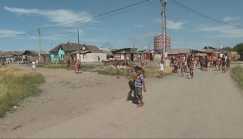 Polícia na východe zasahovala proti agresívnym osadníkom. Padli aj výstrely