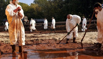 V kauze úniku kalu v maďarskej Ajke odsúdili 10 ľudí
