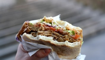 Zjedli kebab a skončili v nemocnici. V českom bistre sa priotrávili desiatky ľudí