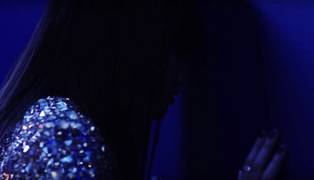 Bruno Mars v najnovšom videoklipe neodolal známej herečke. Má len 20 rokov