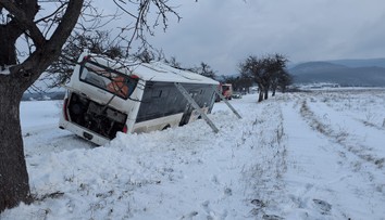 FOTO: Mimoriadna situácia pri Košiciach: V autobuse uviazli desiatky detí aj tehotná žena