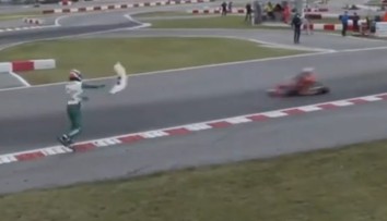 VIDEO: Šokujúci skrat pretekára. Po súperovi hodil nárazník a vyvolal hromadnú bitku