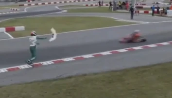 VIDEO: Šokujúci skrat pretekára. Po súperovi hodil nárazník a vyvolal hromadnú bitku
