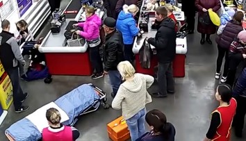 VIDEO: Žena počas platenia v obchode začala rodiť. Pomáhali jej predavačky