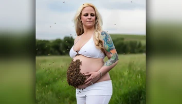 Žena sa odfotila s tisíckami včiel na jej tehotenskom bruchu, aj keď je na ne alergická