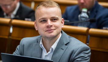 Politico zaradil Mazureka na zoznam najčudnejších europoslancov. Figuruje v ňom ako „usmievavý rasista“