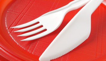 Koniec plastových tanierov a príborov? Prvá krajina ich zakázala