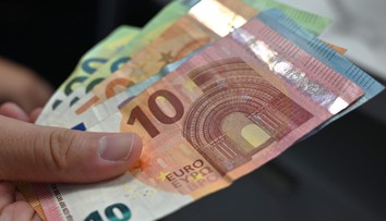 Mladí ľudia vedia ušetriť aj stovky eur mesačne. Z úspor by však dlho neprežili