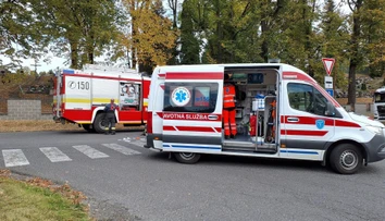 Dodávka na Liptove zrazila troch ľudí. Zranili sa aj dve deti