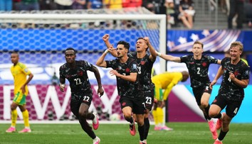 Kanada oslavuje historický postup. Stephen Eustaquio rozhodol v samotnom závere a spustil erupciu radosti