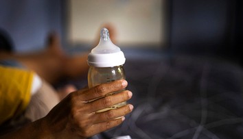 Otrasný prípad krkavčej matky. Synovi do fľašky s mliekom naliala alkohol, za vraždu jej hrozí výnimočný trest