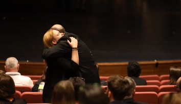 Dojímavá rozlúčka s Danom Heribanom. Manželka Kamila prijímala kondolencie od hereckých kolegov