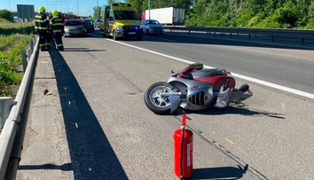 Na frekventovanom ťahu sa zrazila motorka s autom. Zasahujú tam záchranári