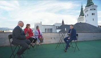 „Niekto má holý zadok a druhý...“ zaútočila Belousovová. Jurinová: „Ste sa práve vylúpli z vajíčka?“