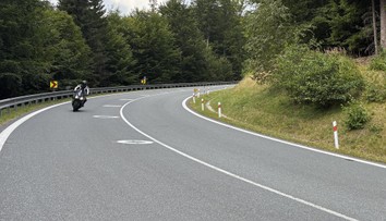 Novinka na českých cestách. Nezvyčajná dopravná značka má chrániť život motorkárom