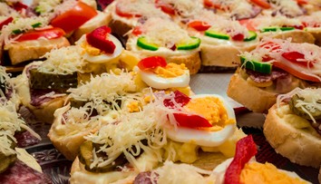 Chlebíčky sú späť. Okrem klasiky sú obľúbené aj modernejšie verzie