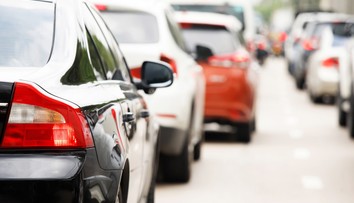 Do Bratislavy stojíte takmer hodinu v zápche, viaceré trasy sú zahltené