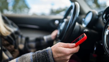 Mobil v ruke vás môže vyjsť poriadne draho. Polícia už vodiča nemusí ani zastaviť