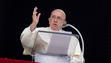 Pápež František zostáva v kritickom stave. Vatikán hovorí o možnej rezignácii