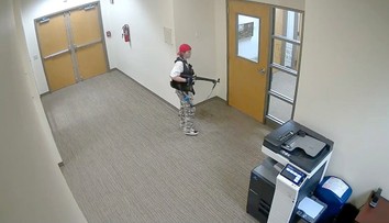 VIDEO: Kamery zachytili vyčíňanie na škole. Strelkyňa zabila tri 9-ročné deti a troch dospelých