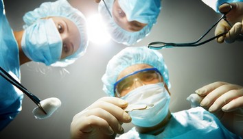 Mal to byť rutinný zákrok, no lekári urobili fatálnu chybu. Žene omylom vyoperovali časť chrbtice