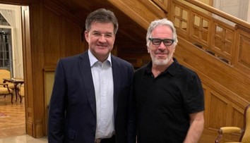 Kongres USA zverejnil ďalšie fotografie sexuálneho delikventa Epsteina. Na jednej je s Lajčákom