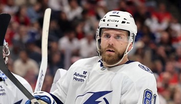 VIDEO: V šialenom zápase sa z triumfu tešilo Buffalo. Erik Černák zhodil rukavice a následne sa do duelu nevrátil