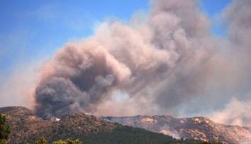 Požiar v Španielsku sa naďalej šíri. Živel ohrozuje dôležité svetové zariadenie