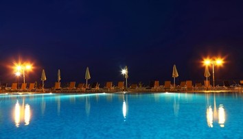 Vojna o miesta pri bazéne. Turisti namiesto luxusných izieb spia pod holým nebom