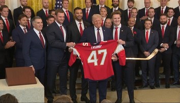 VIDEO: Hokejisti Floridy zavítali do Bieleho domu. Prezidentovi Trumpovi venovali špeciálne dary